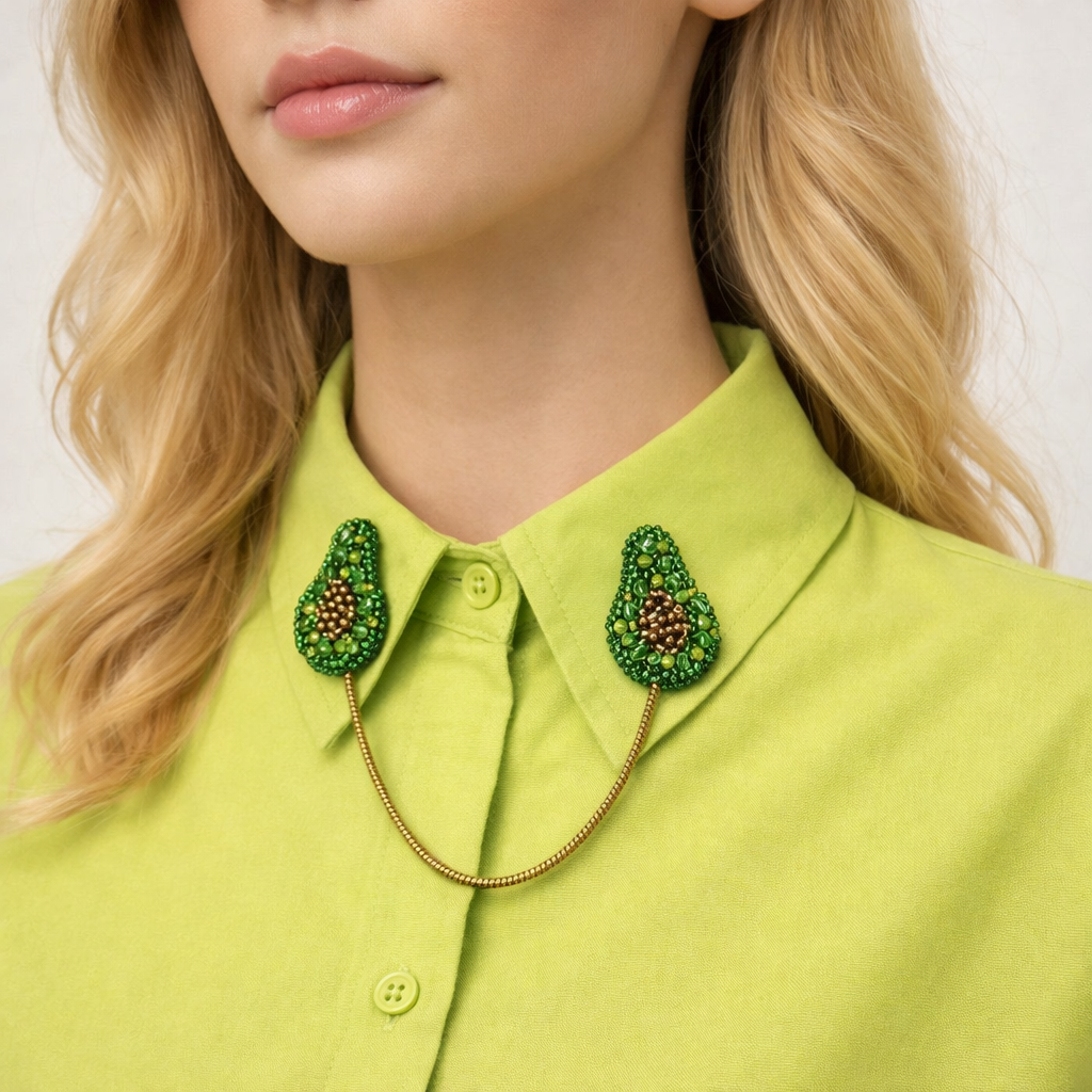 Awokado broszki połączone łańcuszkiem.