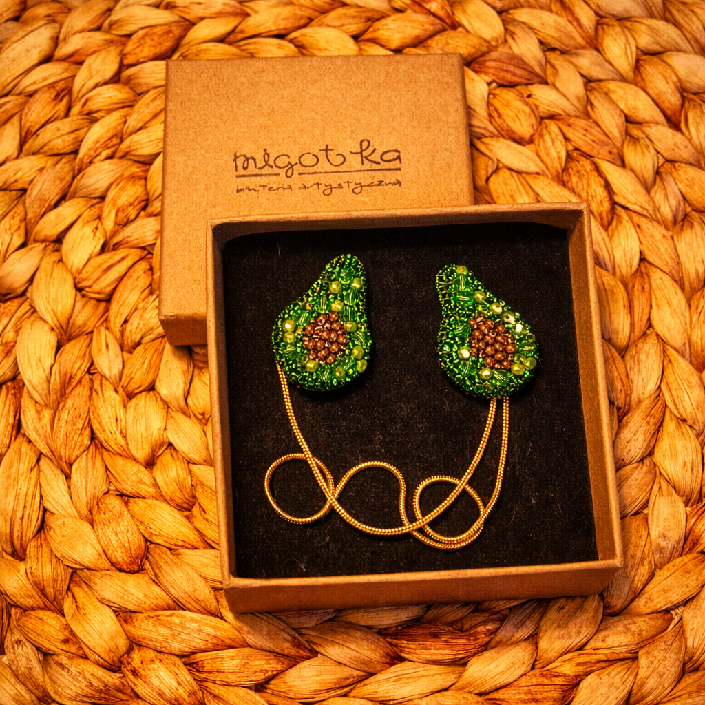 Awokado broszki połączone łańcuszkiem.