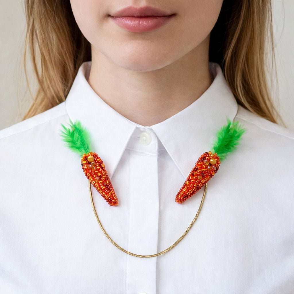 Marchewki broszki połączone łańcuszkiem