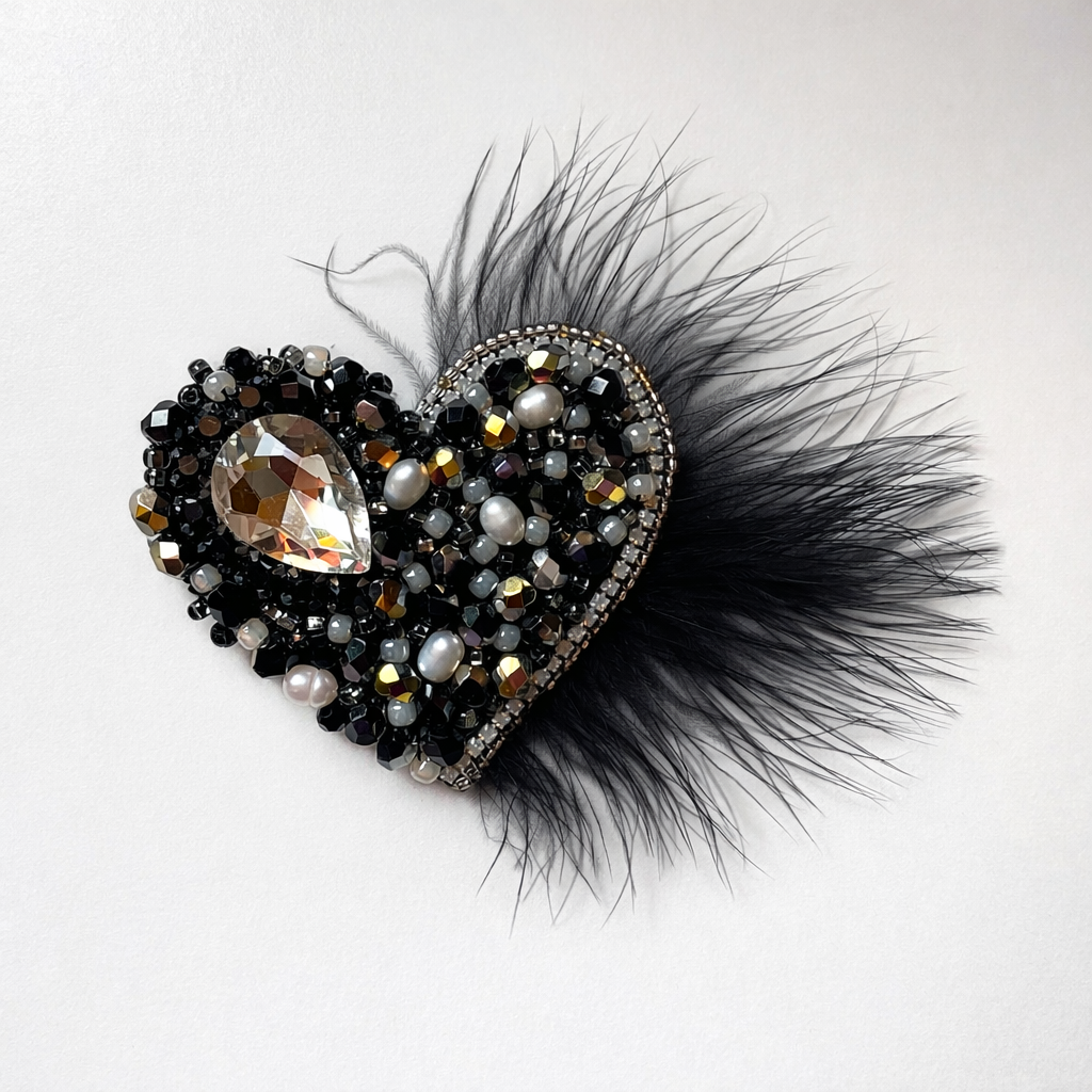 Broszka Serce z piórami