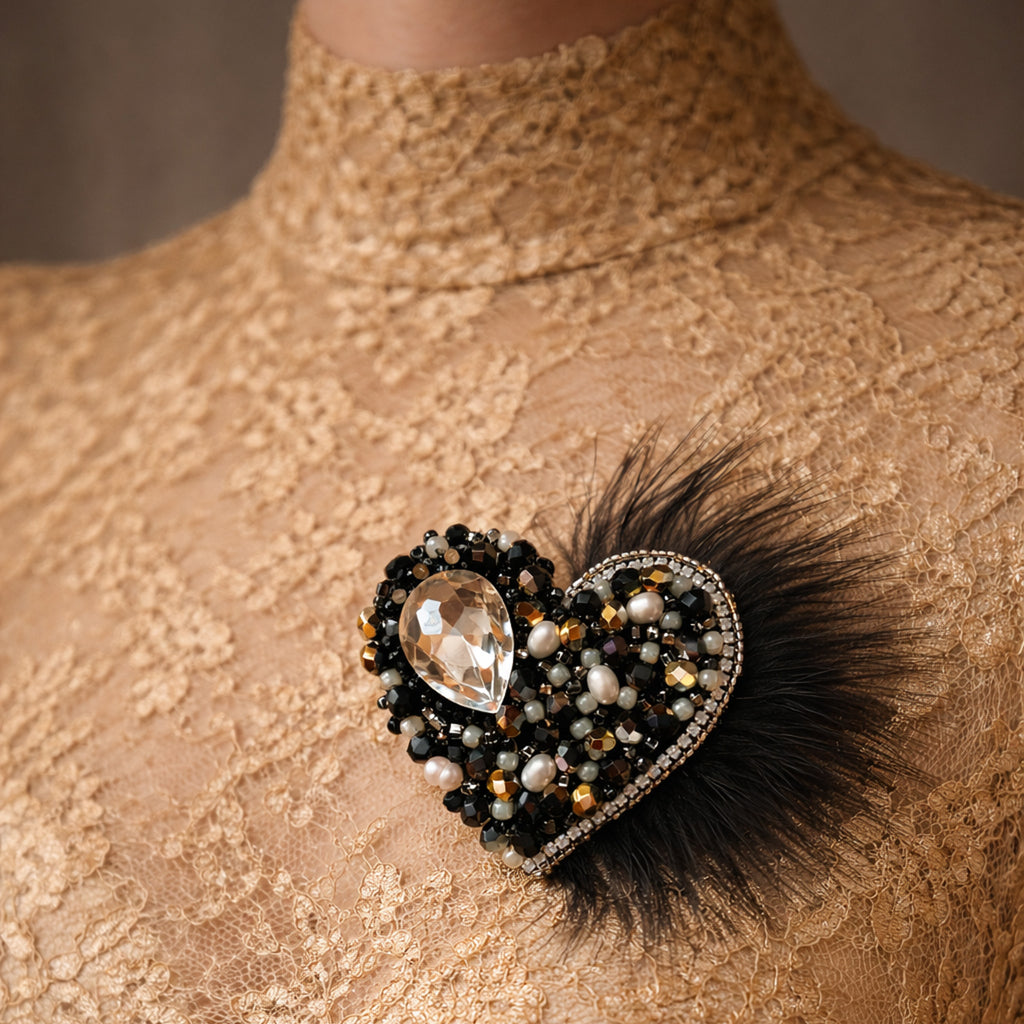 Broszka Serce z piórami