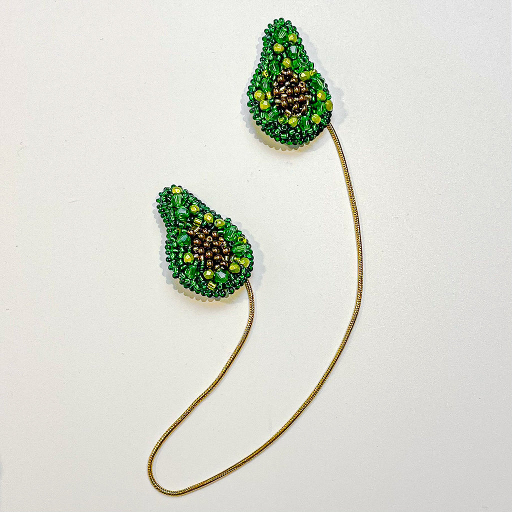 Awokado broszki połączone łańcuszkiem.