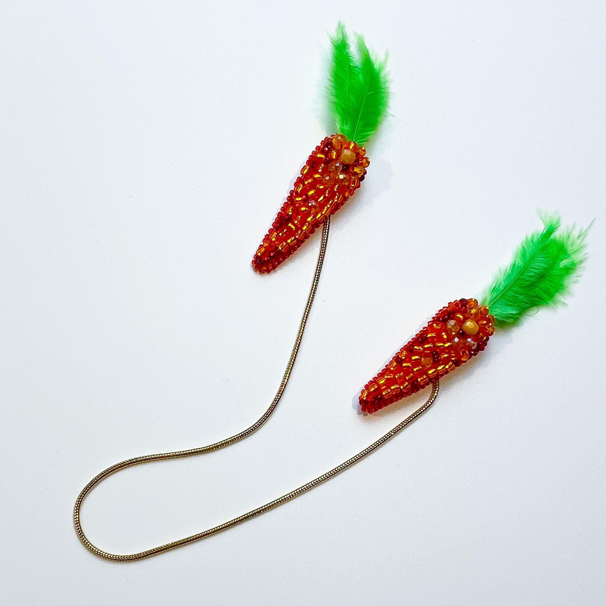 Marchewki broszki połączone łańcuszkiem