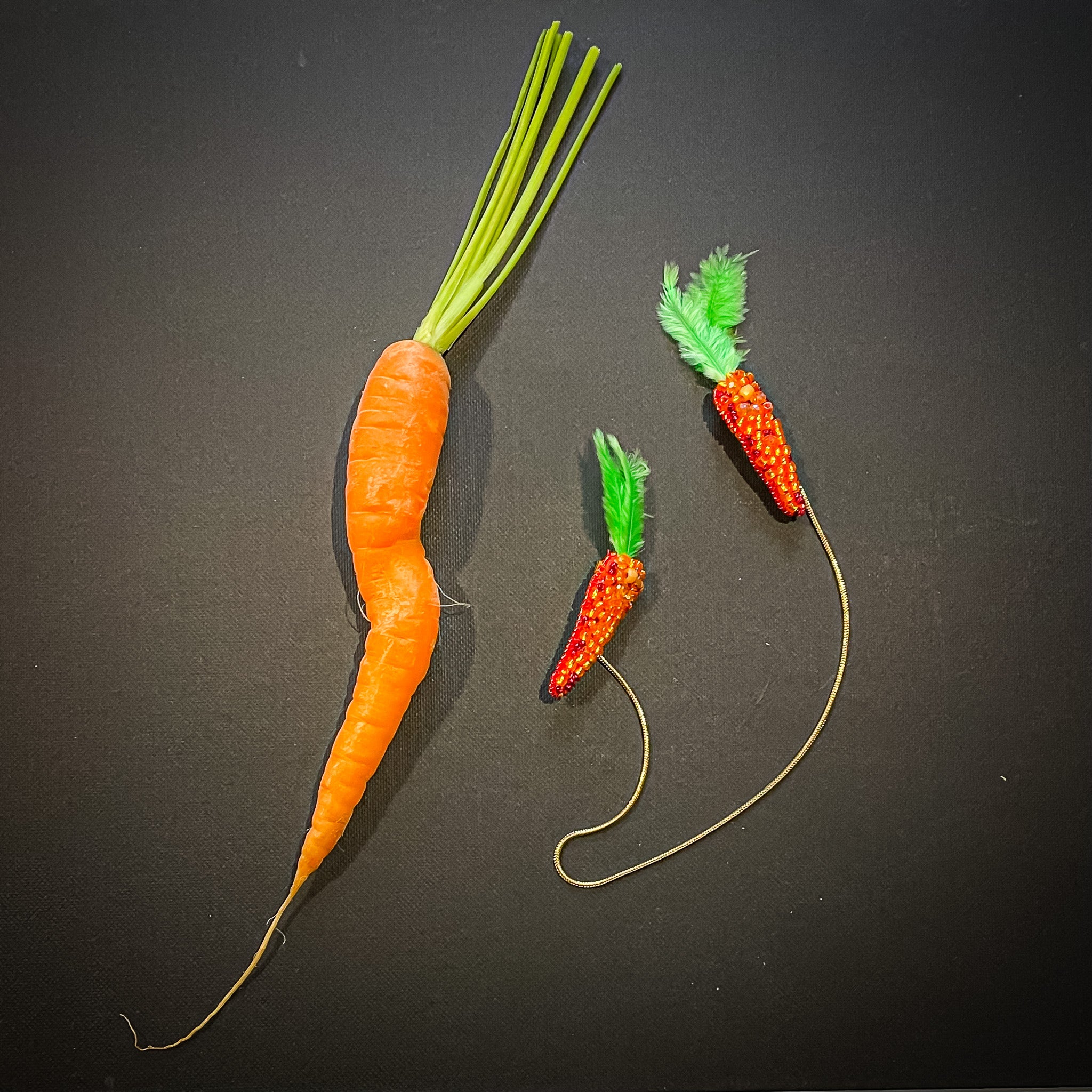 Marchewki broszki połączone łańcuszkiem