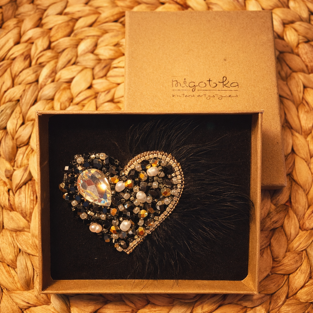 Broszka Serce z piórami