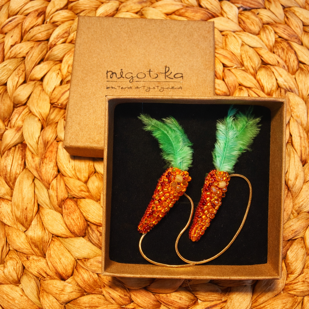 Marchewki broszki połączone łańcuszkiem